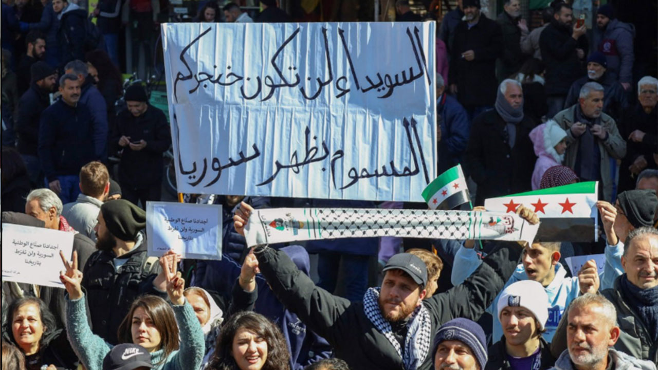 Foto - El Şara yönetimi sessizliğini koruyordu! Ve Suriye'de halk ayaklandı
