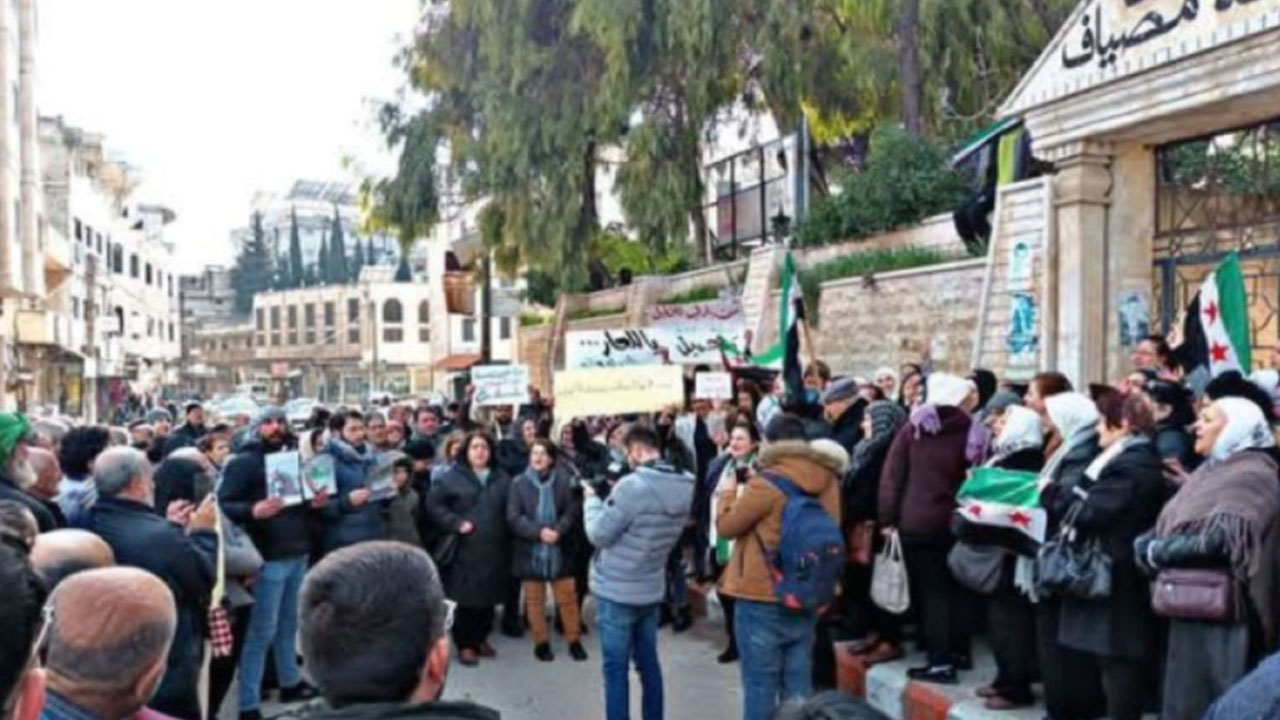 Foto - El Şara yönetimi sessizliğini koruyordu! Ve Suriye'de halk ayaklandı
