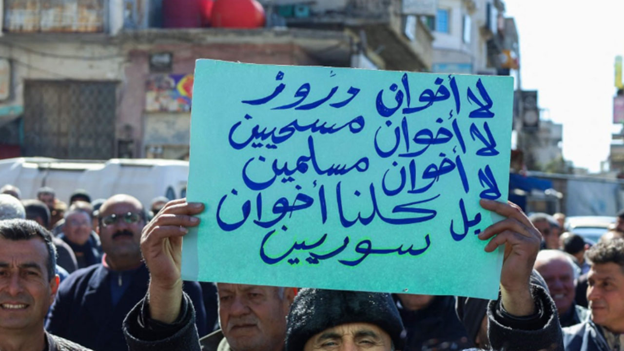 Foto - El Şara yönetimi sessizliğini koruyordu! Ve Suriye'de halk ayaklandı