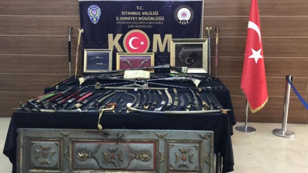 Foto - El yazması Kur'an-ı Kerim ele geçirildi