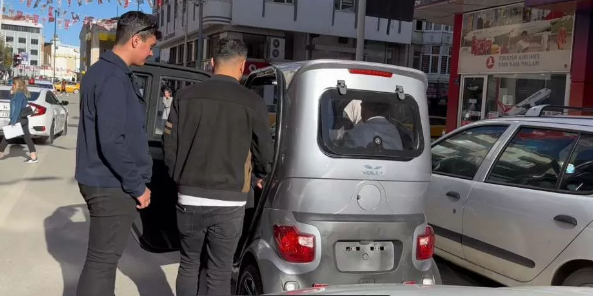 Foto - Elazığ sokaklarında şaşırtan araç