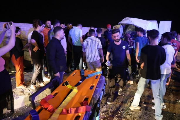 Foto - Elazığ’da feci kaza: 1 ölü, 7 yaralı