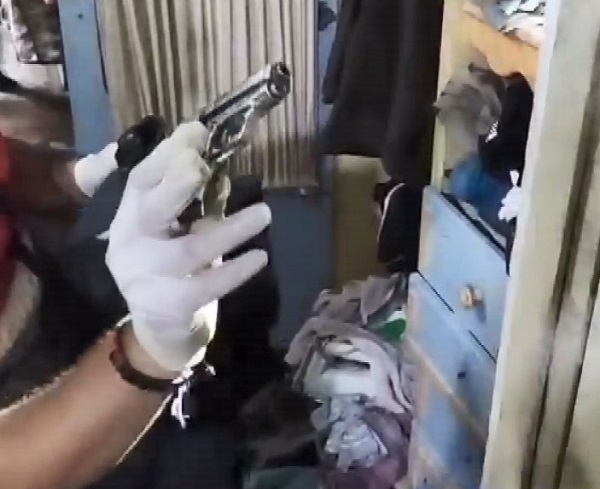 Foto - Elbise dolabına dikkat! Aranan ev ve iş yerinden neler çıktı neler