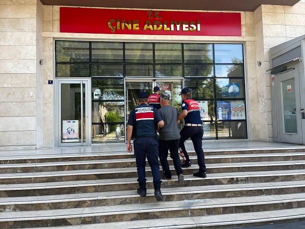 Foto - Elbise dolabına dikkat! Aranan ev ve iş yerinden neler çıktı neler