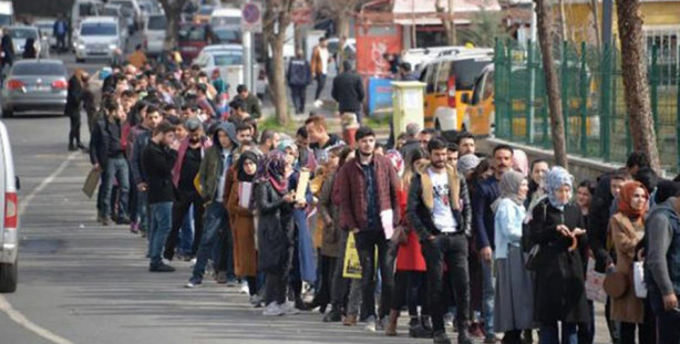 Elde telefon ile sosyal medyayı karıştırmak nereye kadar gençler! İşte ne okumayan ne de çalışmayan ordu