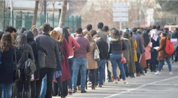 Foto - Elde telefon ile sosyal medyayı karıştırmak nereye kadar gençler! İşte ne okumayan ne de çalışmayan ordu