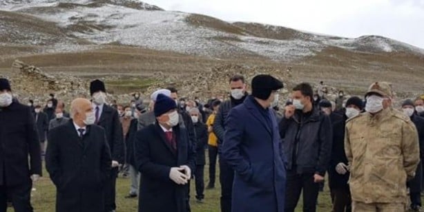 Foto - Eldiven ve maske ile kılınan namaz geçerli olur mu?