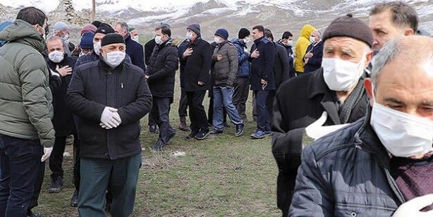 Foto - Eldiven ve maske ile kılınan namaz geçerli olur mu?