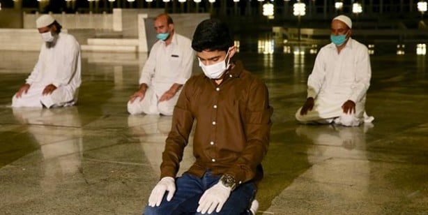 Foto - Eldiven ve maske ile kılınan namaz geçerli olur mu?