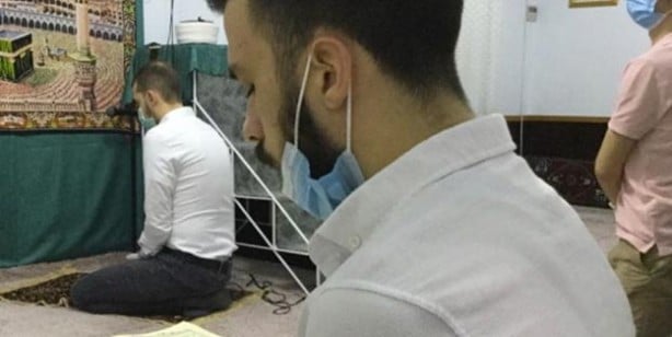Foto - Eldiven ve maske ile kılınan namaz geçerli olur mu?