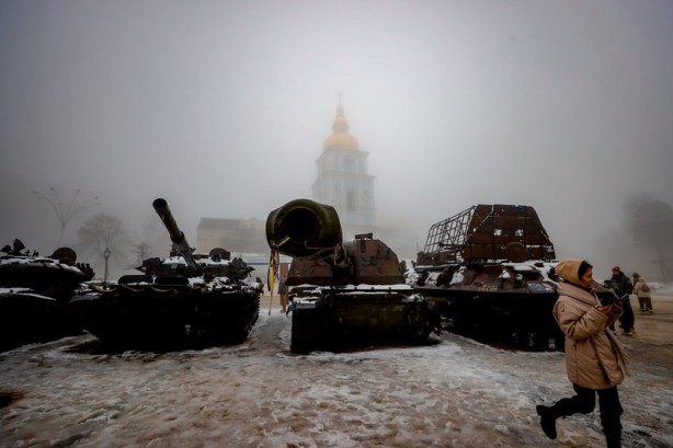 Foto - Ele geçirilen Rus tankları Kiev'de sergileniyor