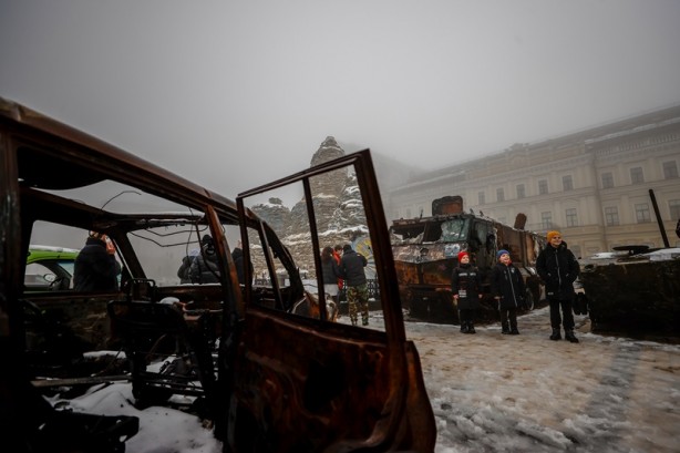 Foto - Ele geçirilen Rus tankları Kiev'de sergileniyor