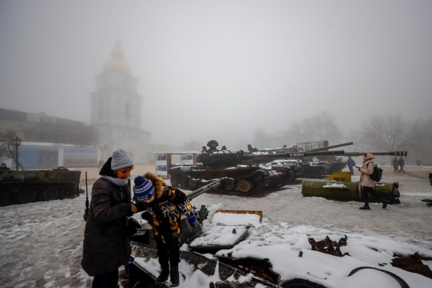 Foto - Ele geçirilen Rus tankları Kiev'de sergileniyor