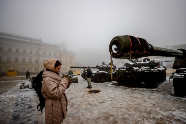Foto - Ele geçirilen Rus tankları Kiev'de sergileniyor