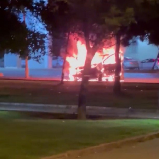 Foto - Elektrik direğine çarpan otomobil alev topuna döndü