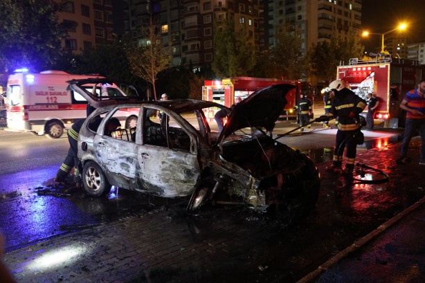 Elektrik direğine çarpan otomobil alev topuna döndü