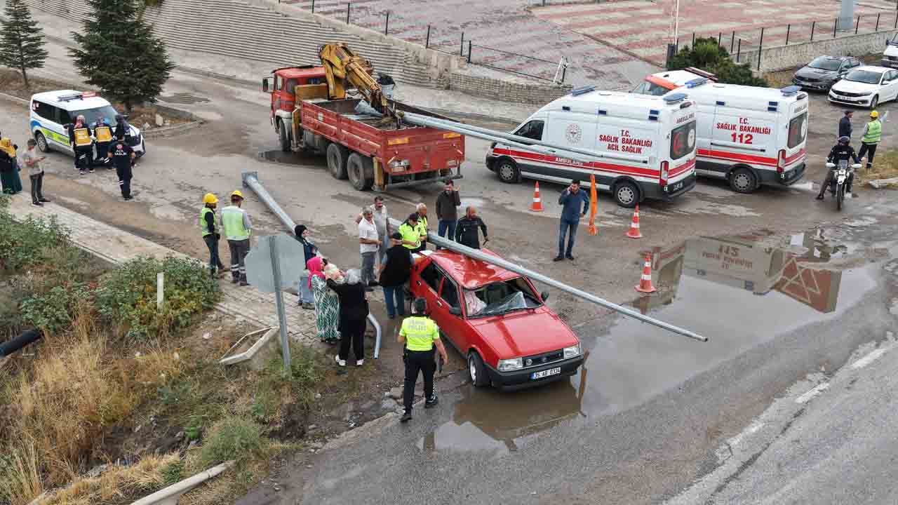 Elektrik direkleri Tofaş’ın üzerine düştü: Hurdaya dönen otomobilde şans eseri yaralanan olmadı