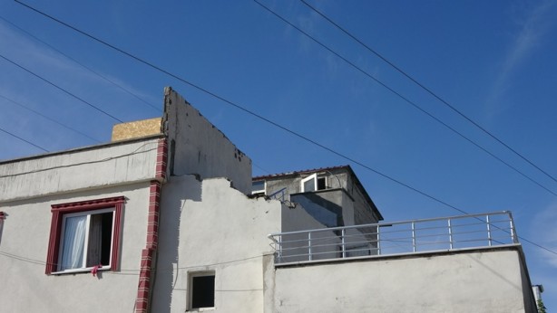 Foto - Elektrik teline tutan çocuk ve arkadaşı yaralandı