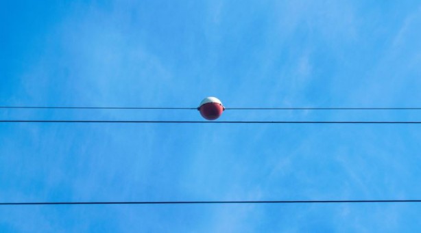 Foto - Elektrik tellerindeki gizemli kırmızı beyaz topların sırrı çözüldü: Ne işe yaradığını öğrenince çok şaşıracaksınız