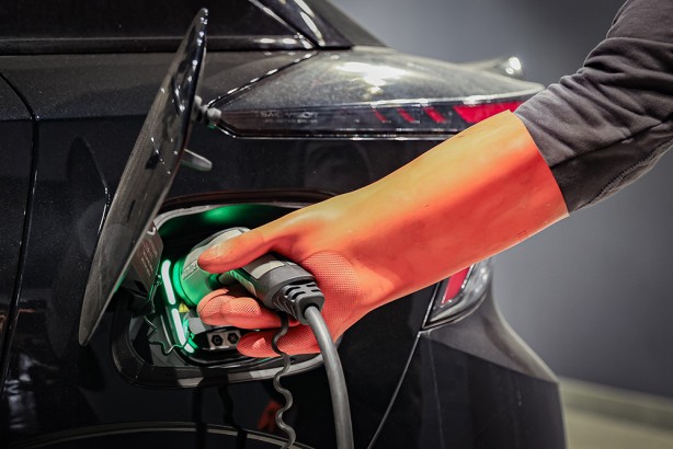 Foto - Elektrikli araçlar giderek artıyor! Peki bakım-onarım uzmanları yeterli mi? Mahir el aranıyor!