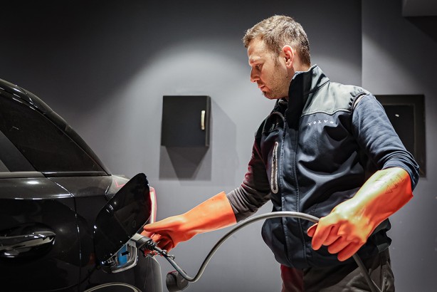 Foto - Elektrikli araçlar giderek artıyor! Peki bakım-onarım uzmanları yeterli mi? Mahir el aranıyor!