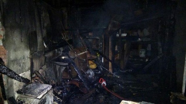 Foto - Elektrikli ısıtıcı evi küle çevirdi, enkazdan cansız bedenleri çıktı