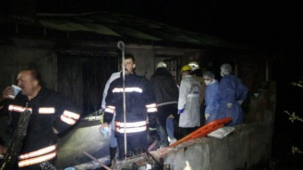 Foto - Elektrikli ısıtıcı evi küle çevirdi, enkazdan cansız bedenleri çıktı