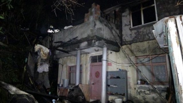 Foto - Elektrikli ısıtıcı evi küle çevirdi, enkazdan cansız bedenleri çıktı