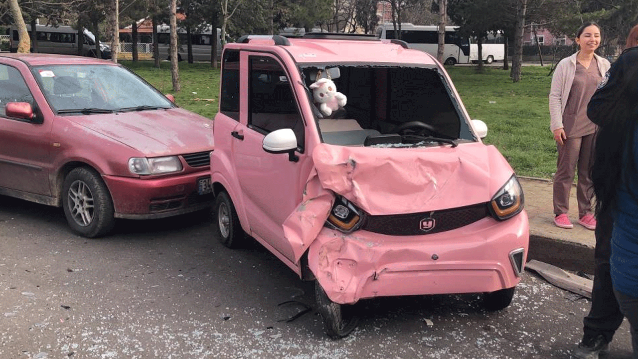 Foto - Elektrikli otomobil takla attı! Korku dolu anlar kamerada