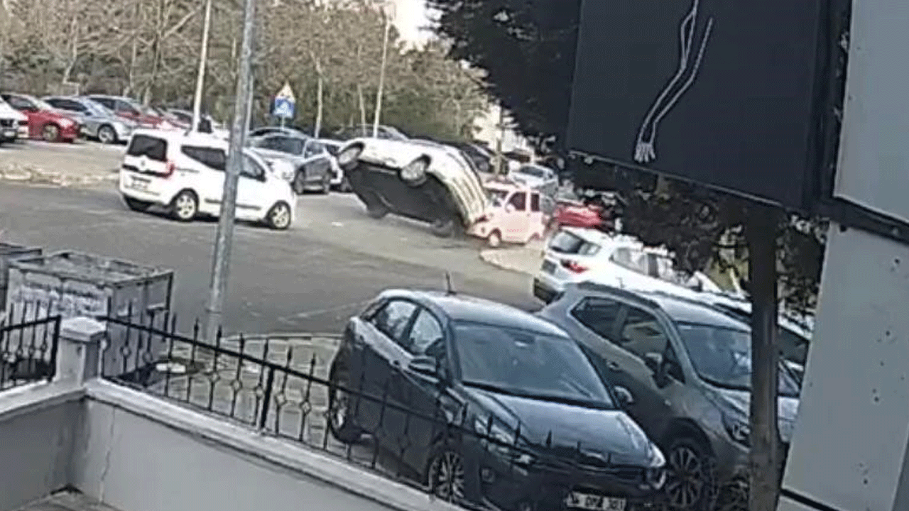 Elektrikli otomobil takla attı! Korku dolu anlar kamerada