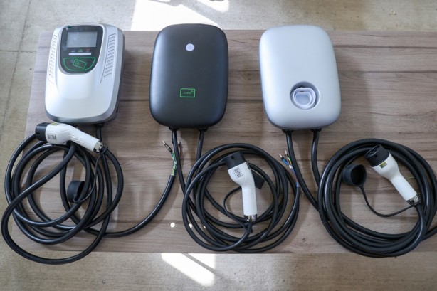 Elektrikli otomobiller için üç ayrı model taşınabilir şarj cihazı üretildi