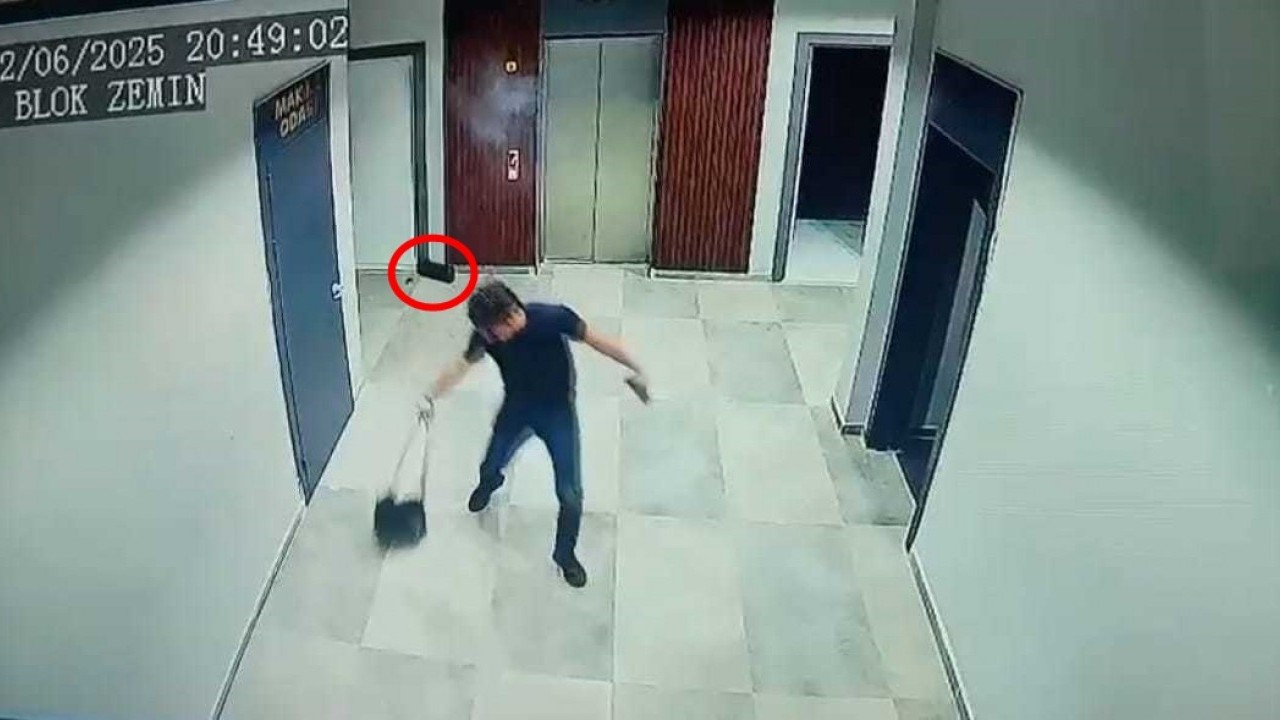 Foto - Elektrikli skuterini şarj etmek istedi, batarya elinde patladı!