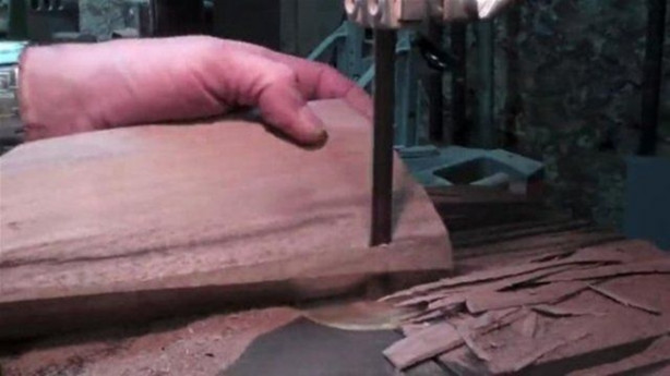 Foto - Elektrogitarı Kalaşnikof'a çevirdi! Bakın nasıl...