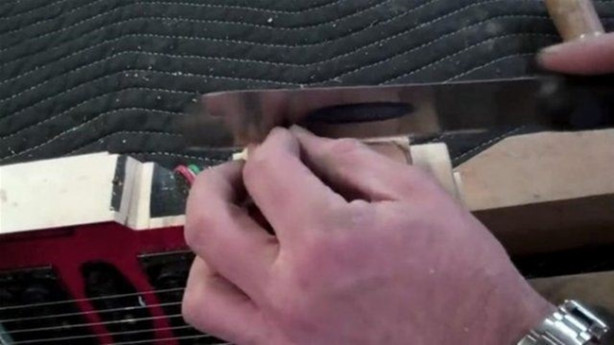 Foto - Elektrogitarı Kalaşnikof'a çevirdi! Bakın nasıl...