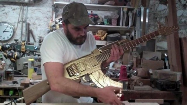 Foto - Elektrogitarı Kalaşnikof'a çevirdi! Bakın nasıl...