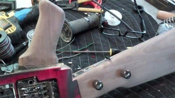 Foto - Elektrogitarı Kalaşnikof'a çevirdi! Bakın nasıl...