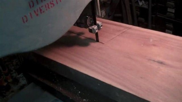 Foto - Elektrogitarı Kalaşnikof'a çevirdi! Bakın nasıl...