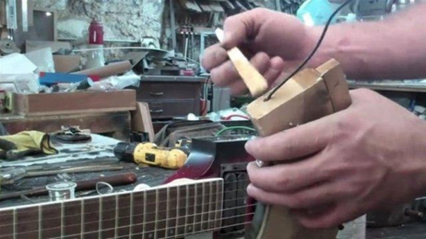 Foto - Elektrogitarı Kalaşnikof'a çevirdi! Bakın nasıl...