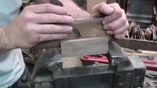 Foto - Elektrogitarı Kalaşnikof'a çevirdi! Bakın nasıl...