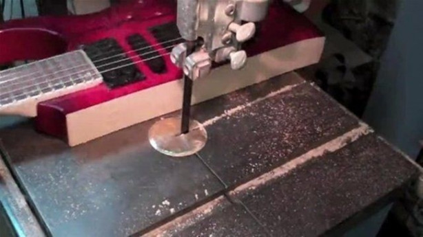 Foto - Elektrogitarı Kalaşnikof'a çevirdi! Bakın nasıl...