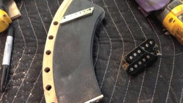 Foto - Elektrogitarı Kalaşnikof'a çevirdi! Bakın nasıl...