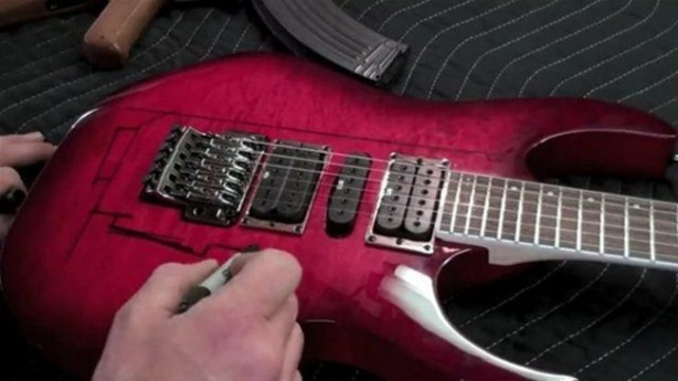 Foto - Elektrogitarı Kalaşnikof'a çevirdi! Bakın nasıl...