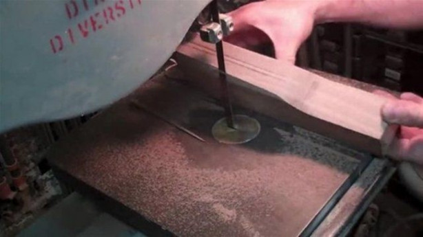 Foto - Elektrogitarı Kalaşnikof'a çevirdi! Bakın nasıl...