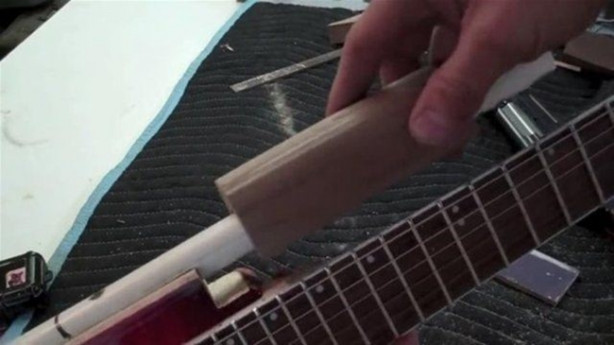 Foto - Elektrogitarı Kalaşnikof'a çevirdi! Bakın nasıl...