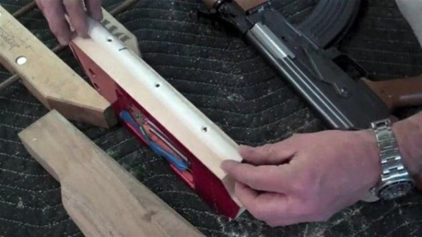 Foto - Elektrogitarı Kalaşnikof'a çevirdi! Bakın nasıl...