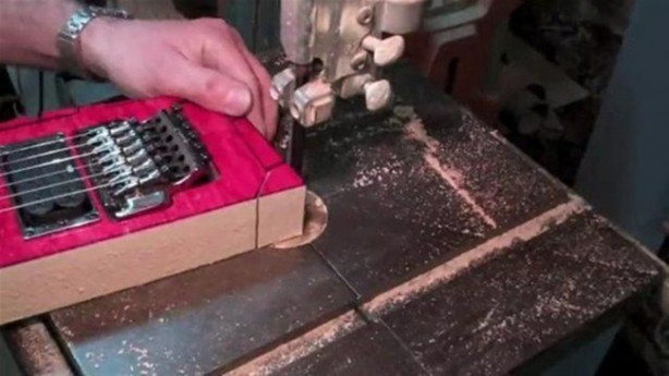 Foto - Elektrogitarı Kalaşnikof'a çevirdi! Bakın nasıl...