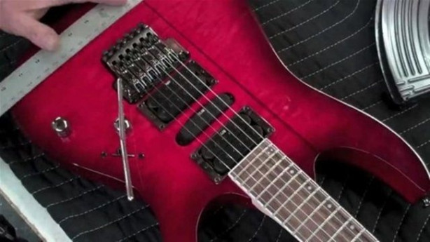 Elektrogitarı Kalaşnikof'a çevirdi! Bakın nasıl...