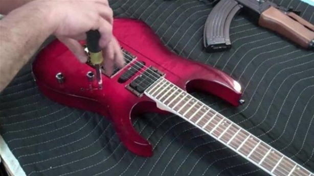 Foto - Elektrogitarı Kalaşnikof'a çevirdi! Bakın nasıl...