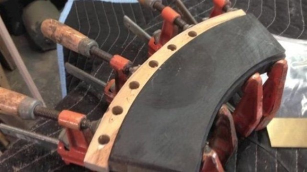 Foto - Elektrogitarı Kalaşnikof'a çevirdi! Bakın nasıl...