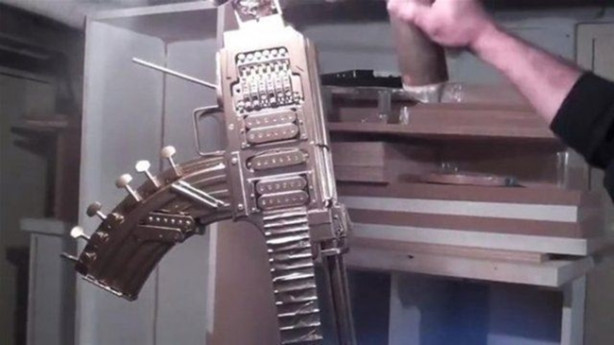 Foto - Elektrogitarı Kalaşnikof'a çevirdi! Bakın nasıl...